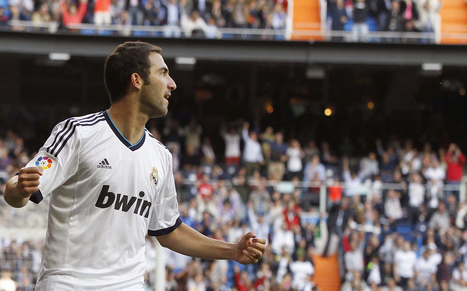 曼联在关键战中逆转夺胜，积分追赶榜首